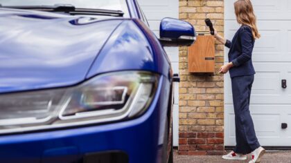 Lėtas elektromobilių krovimas namuose ir darbe: kodėl verta neskubėti ir kaip tai padaryti saugiai