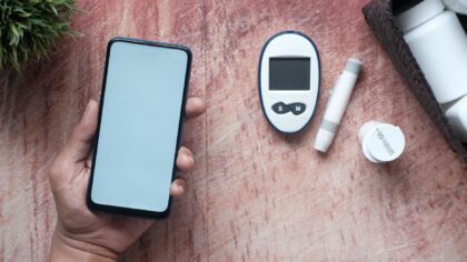 Mobilūs laboratoriniai testai telefone: kaip kišenėje telpantis analizatorius gali pakeisti medicininius tyrimus