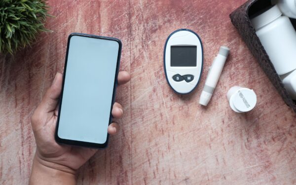 Mobilūs laboratoriniai testai telefone: kaip kišenėje telpantis analizatorius gali pakeisti medicininius tyrimus