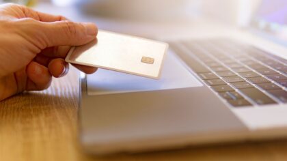 Mokėjimai internete ir kortelės duomenys: kaip nesuklysti atsiskaitant ir išvengti netikėtų nuostolių
