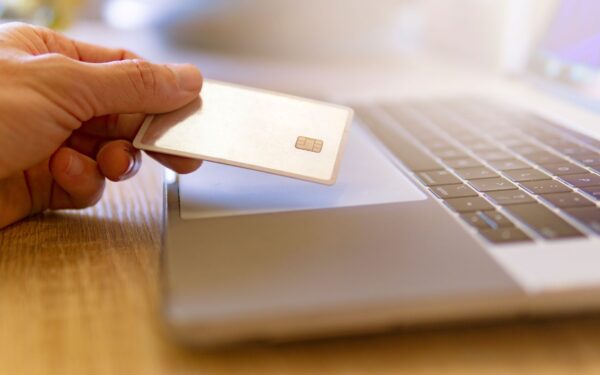 Mokėjimai internete ir kortelės duomenys: kaip nesuklysti atsiskaitant ir išvengti netikėtų nuostolių