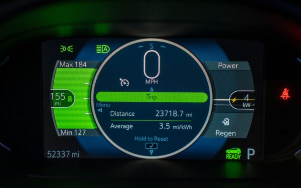 Regeneracinis stabdymas elektromobiliuose: kaip išnaudoti šią funkciją mieste ir užmiestyje