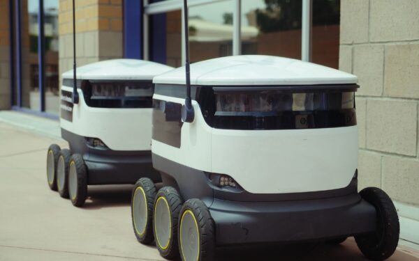 Robotai sandėliuose ir gamyklose: kaip naujoji automatika keičia darbą, atlyginimus ir saugumą