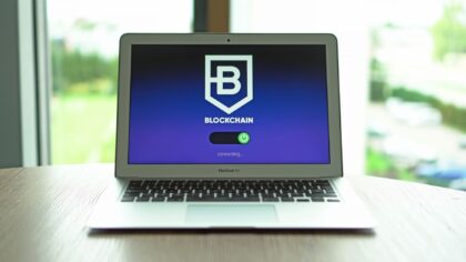 Saugūs atsisiuntimai kasdieniam vartotojui: kaip neįsileisti kenkėjiškų programų į kompiuterį ir telefoną