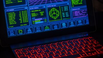 Saugūs atsisiuntimai kasdieniams vartotojams: kaip neįsileisti kenkėjiškų programų į kompiuterį ir telefoną