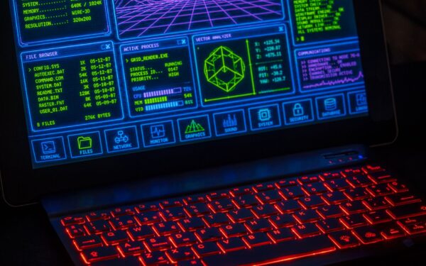 Saugūs atsisiuntimai kasdieniams vartotojams: kaip neįsileisti kenkėjiškų programų į kompiuterį ir telefoną