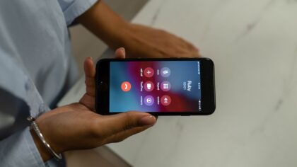Telefoninis šantažas ir apgaulingi skambučiai: kaip nesuklysti, kai ragelyje grasinama teismais ar nuotraukų paviešinimu