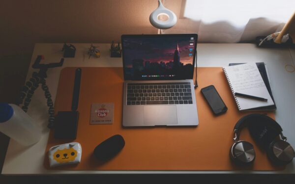 USB laikmenų grėsmės namuose ir darbe: kaip paprasti rakteliai tampa patogia priemone sukčiams