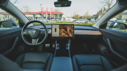 Vieno pedalo vairavimas elektromobilyje: kaip jis veikia, kuo naudingas ir kada verčiau jo vengti